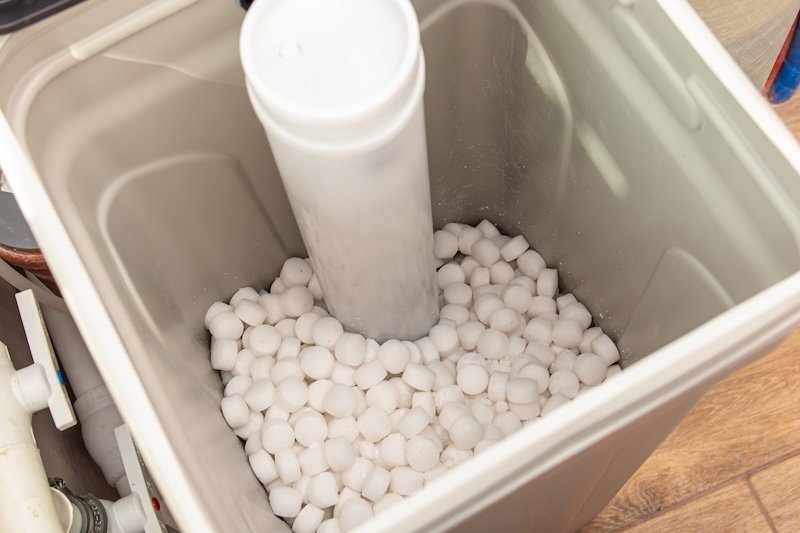 Bac à sel d’un adoucisseur domestique rempli de pastilles