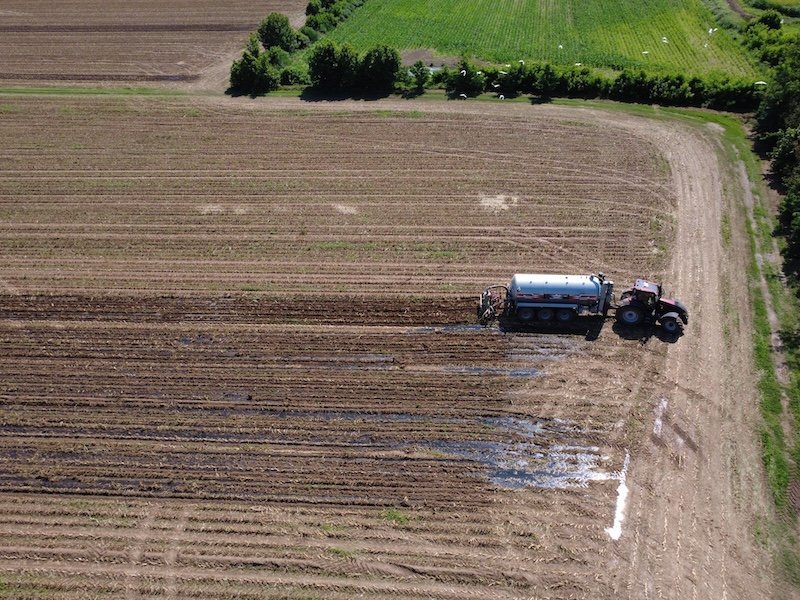 Vue aérienne d’un épandage de lisier sur une parcelle agricole